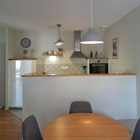 Les Romarins Apartment *
